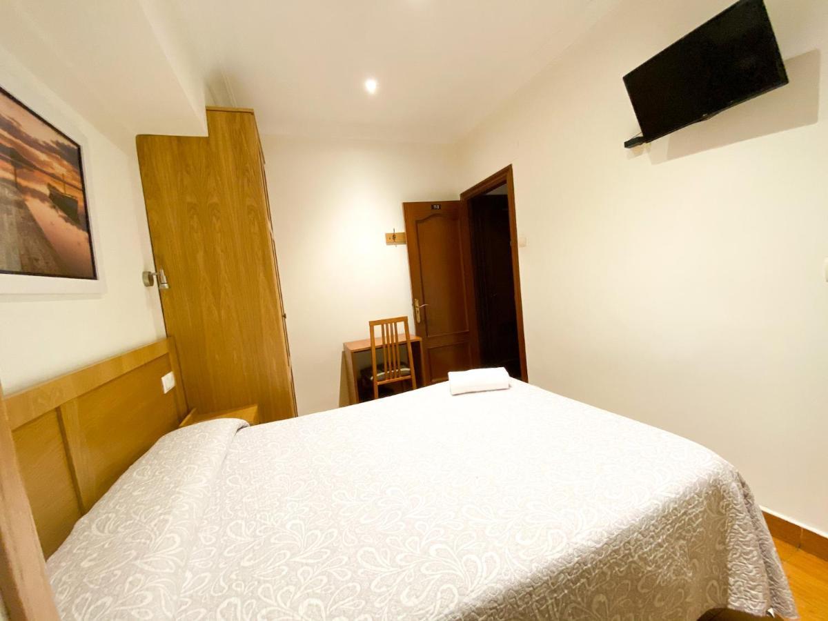 Pension Angelines, Sneuu Hostel Сантандер Екстериор снимка