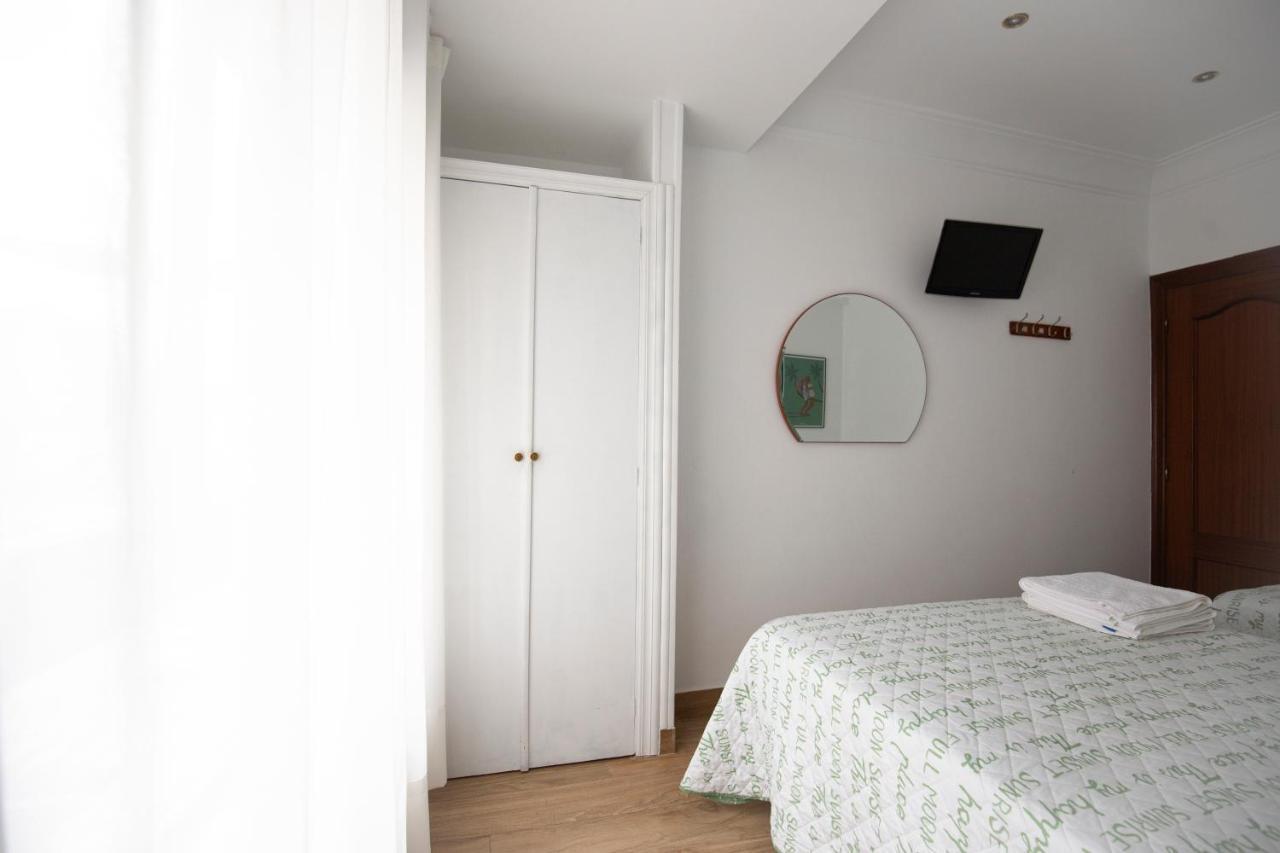 Pension Angelines, Sneuu Hostel Сантандер Екстериор снимка