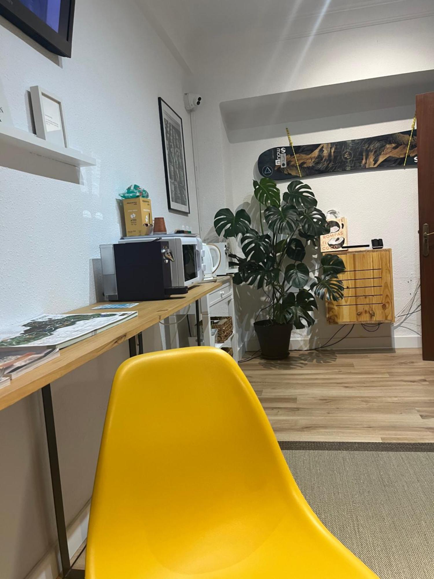 Pension Angelines, Sneuu Hostel Сантандер Екстериор снимка