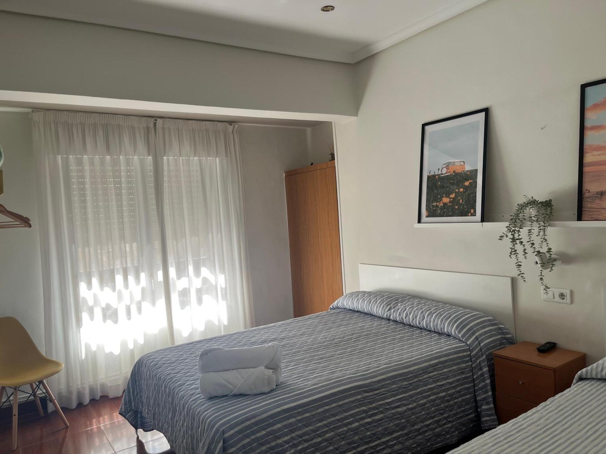 Pension Angelines, Sneuu Hostel Сантандер Екстериор снимка