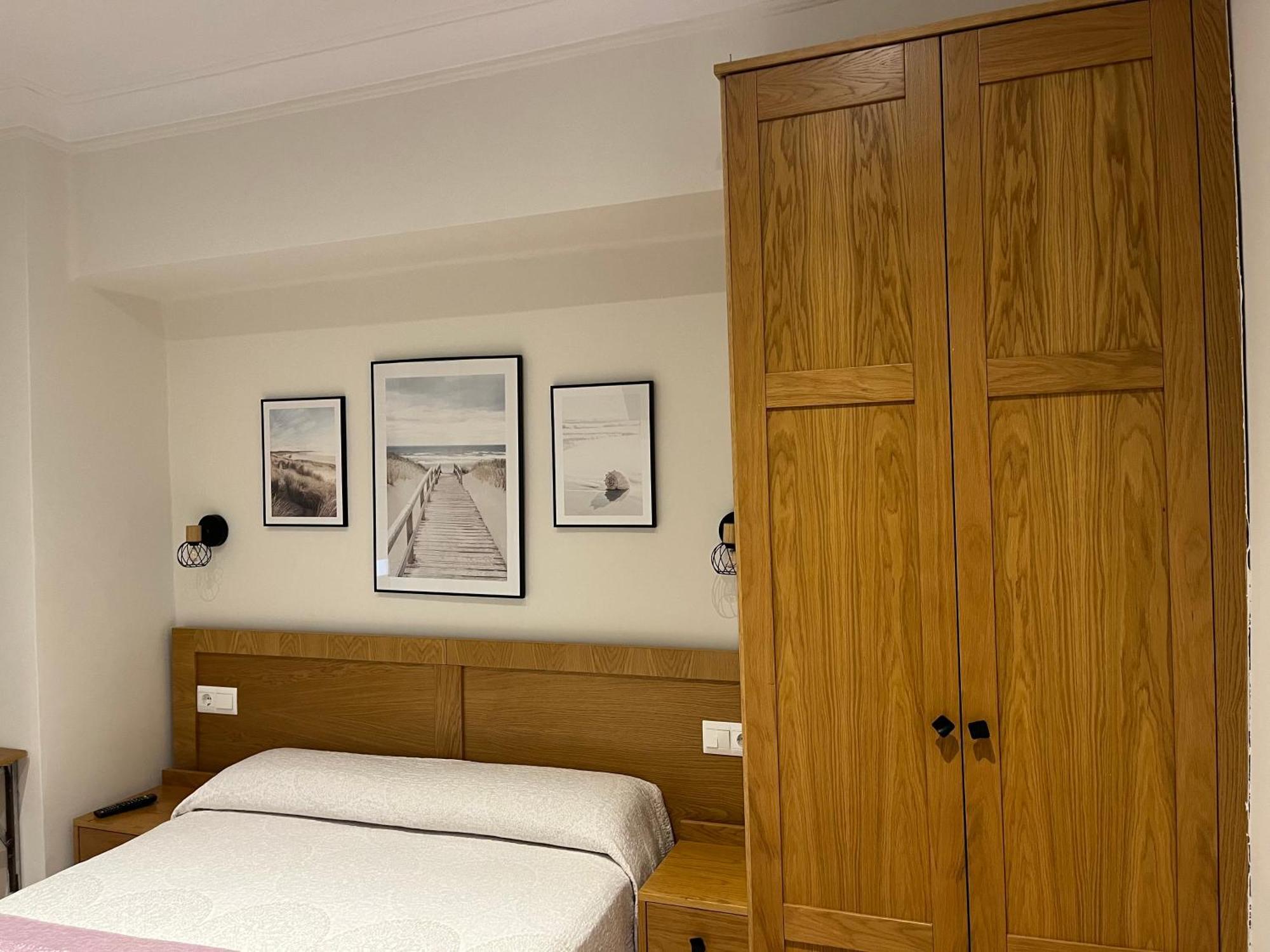 Pension Angelines, Sneuu Hostel Сантандер Екстериор снимка