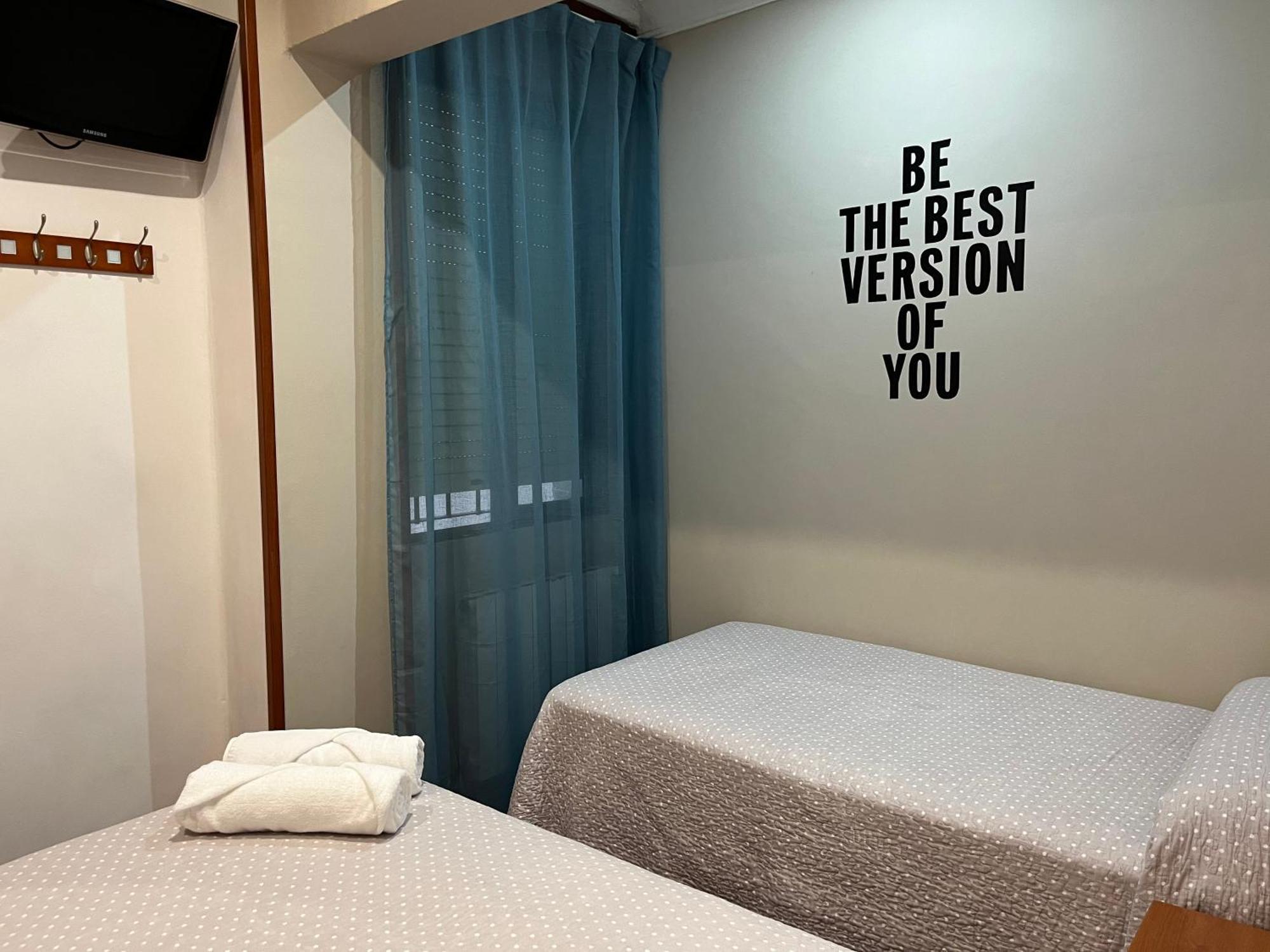 Pension Angelines, Sneuu Hostel Сантандер Екстериор снимка