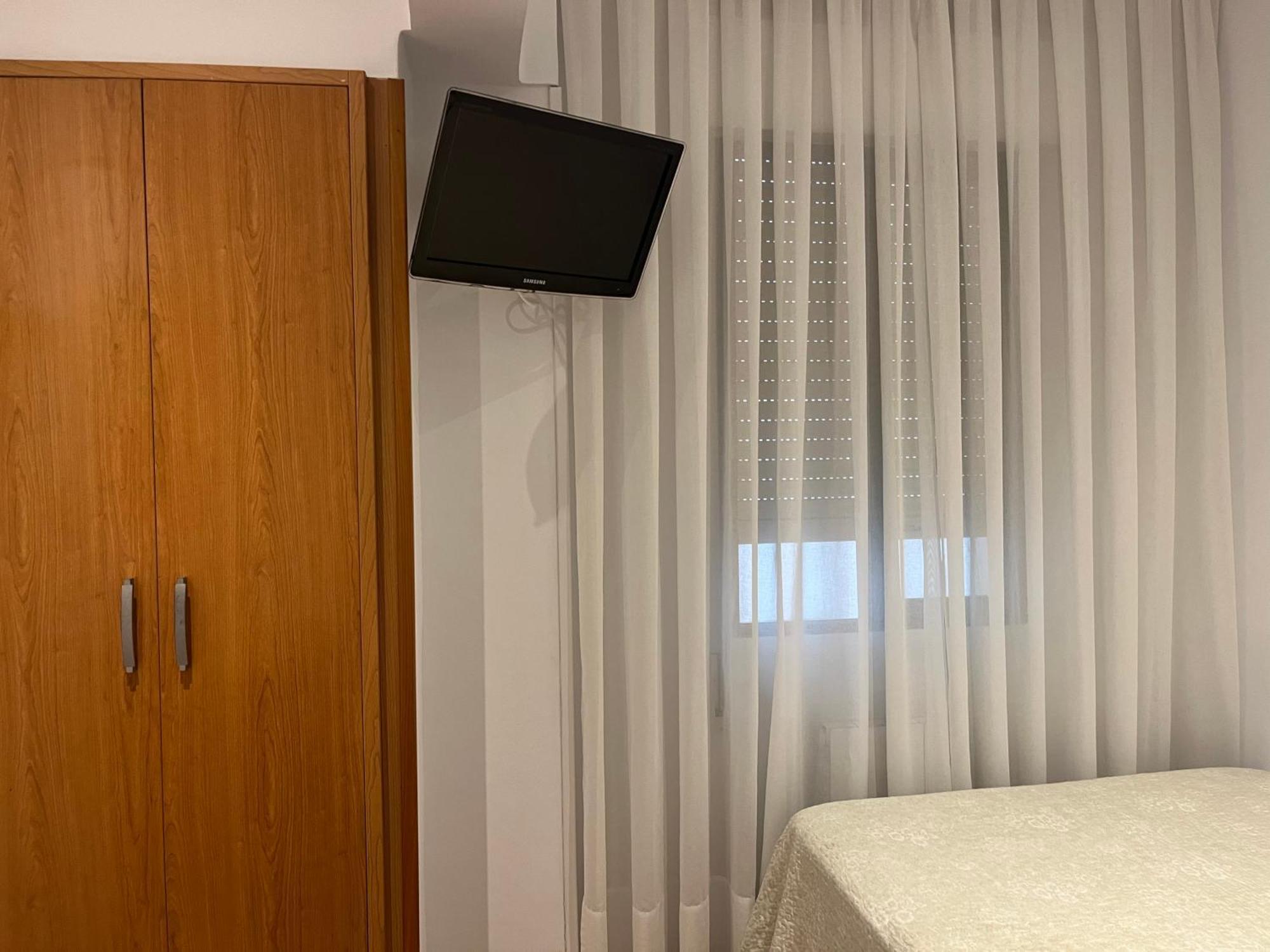 Pension Angelines, Sneuu Hostel Сантандер Екстериор снимка
