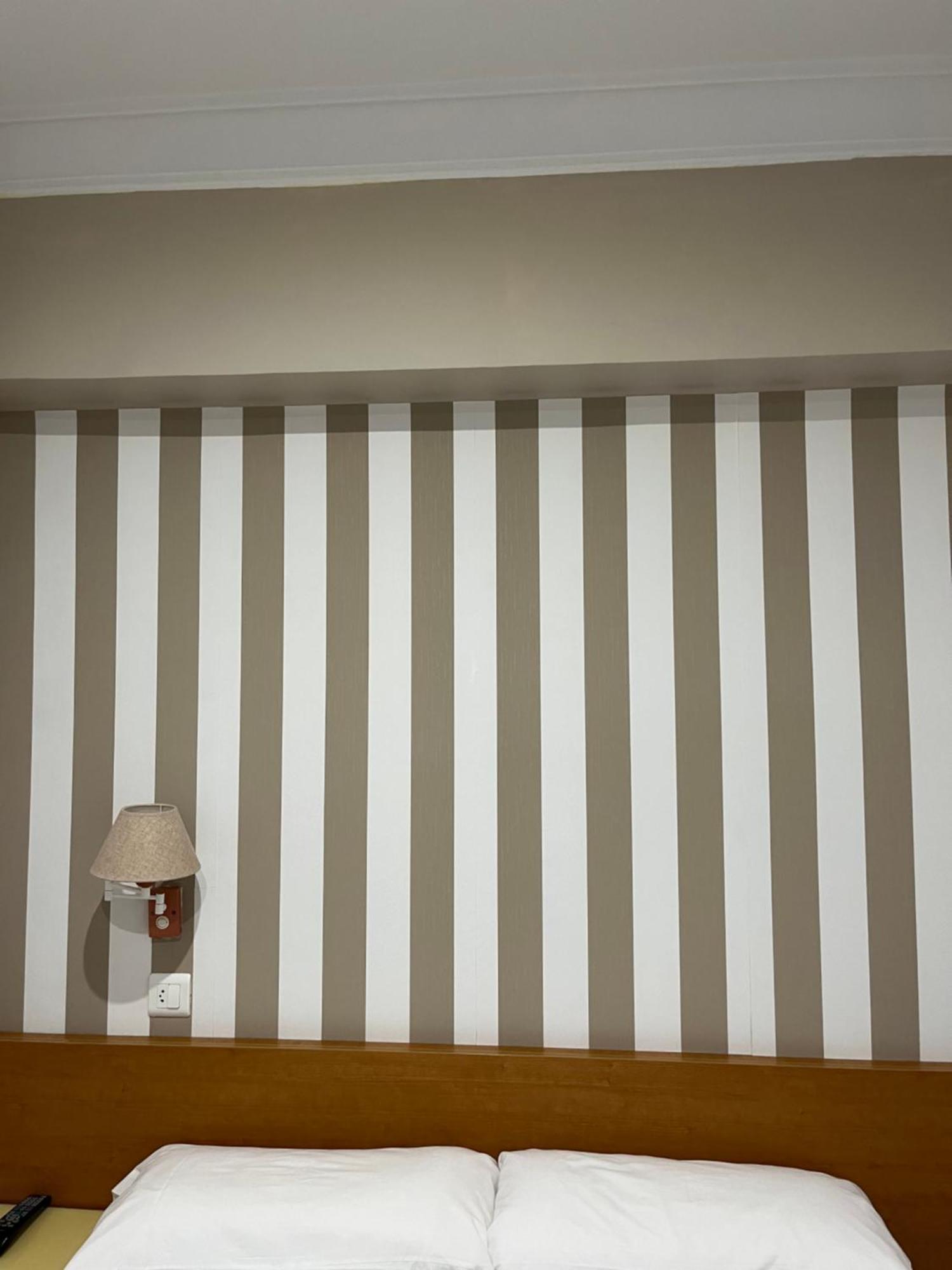 Pension Angelines, Sneuu Hostel Сантандер Екстериор снимка