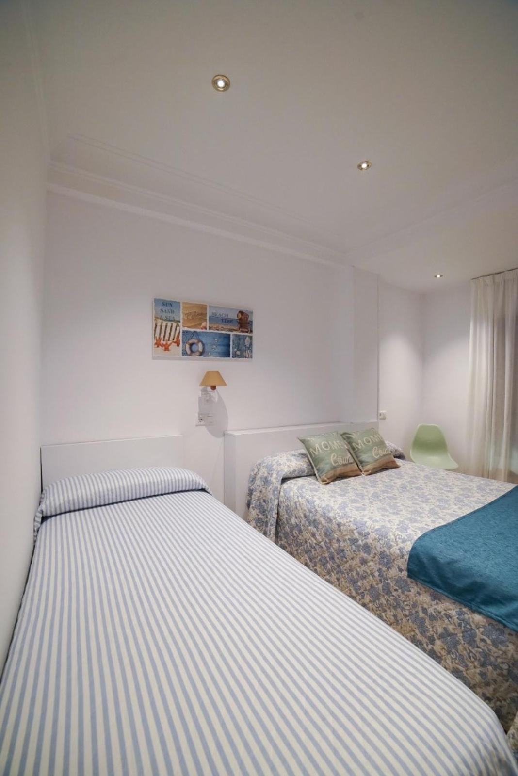 Pension Angelines, Sneuu Hostel Сантандер Екстериор снимка