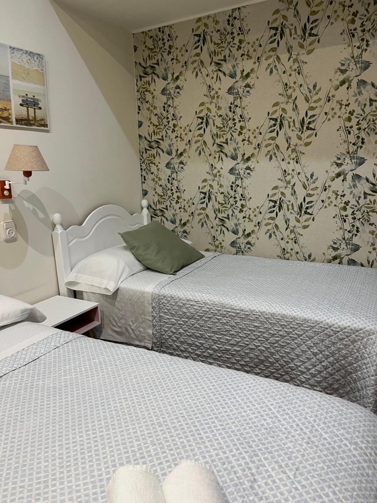 Pension Angelines, Sneuu Hostel Сантандер Екстериор снимка