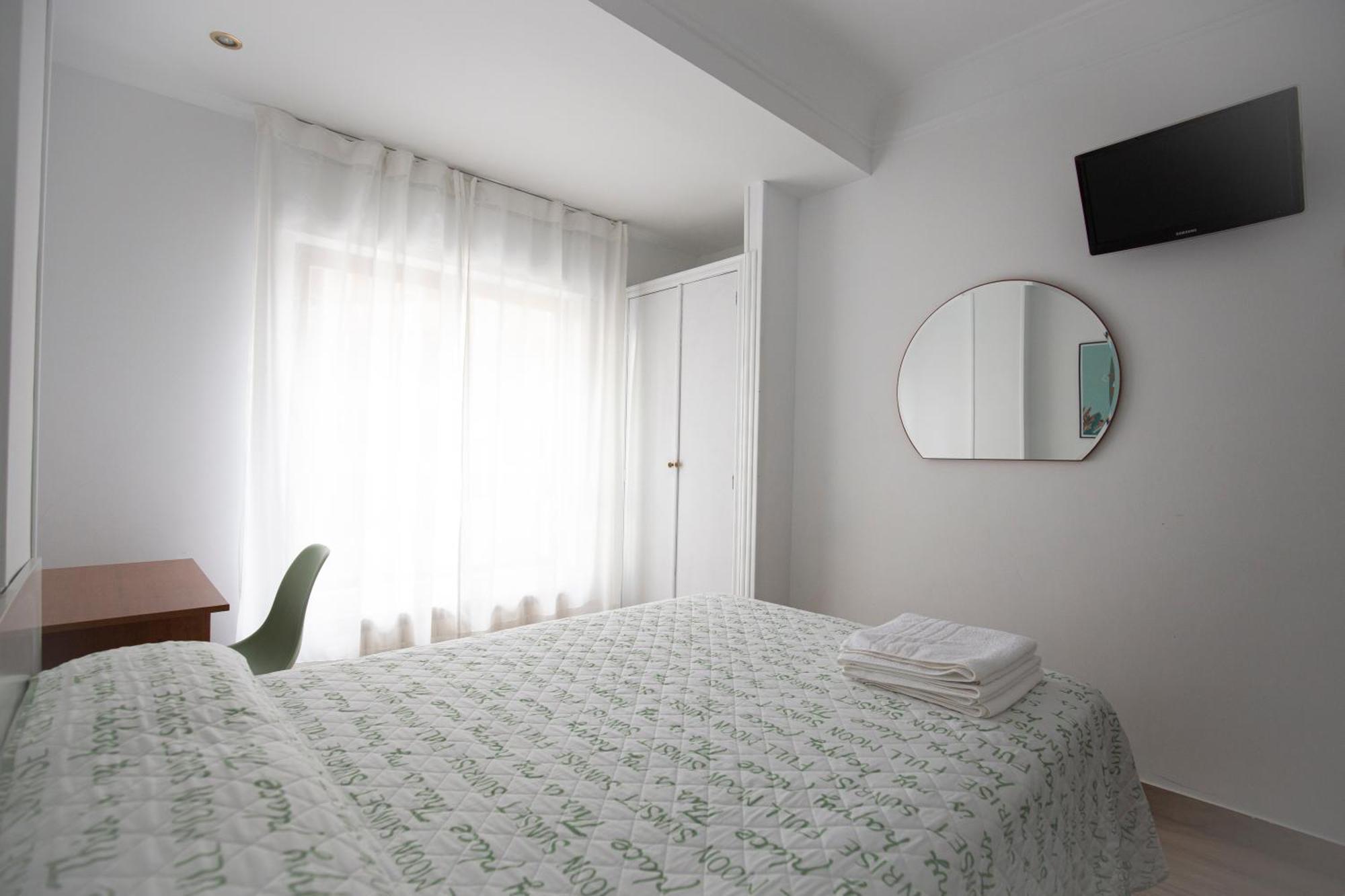 Pension Angelines, Sneuu Hostel Сантандер Екстериор снимка